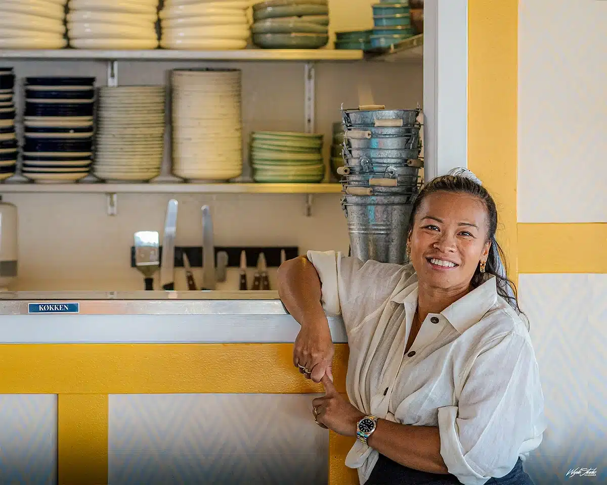 Dak Wichangoen smiler foran køkken på Lula Dak Wichangoen smiler foran køkken på Lula