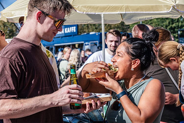 Festivalgæster nyder mad og drikke i solen på Food Festival i Aarhus