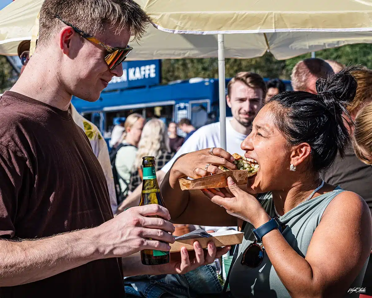 Festivalgæster nyder mad og drikke i solen på Food Festival i Aarhus