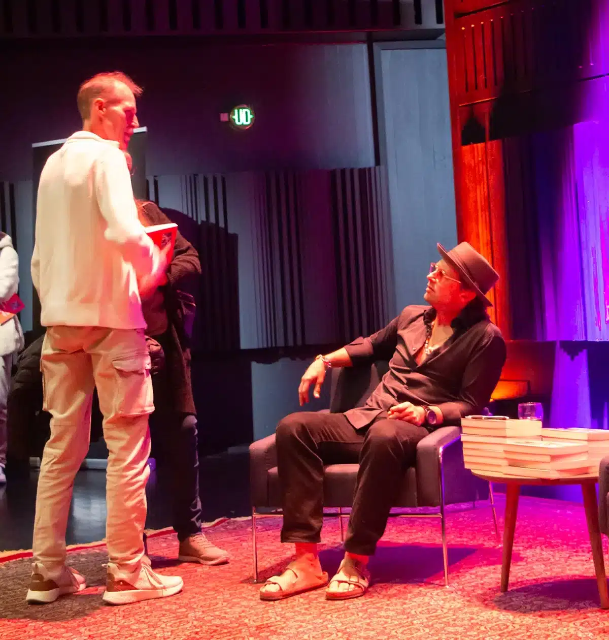 Geo i samtale med publikum under bogsignering i Musikhuset