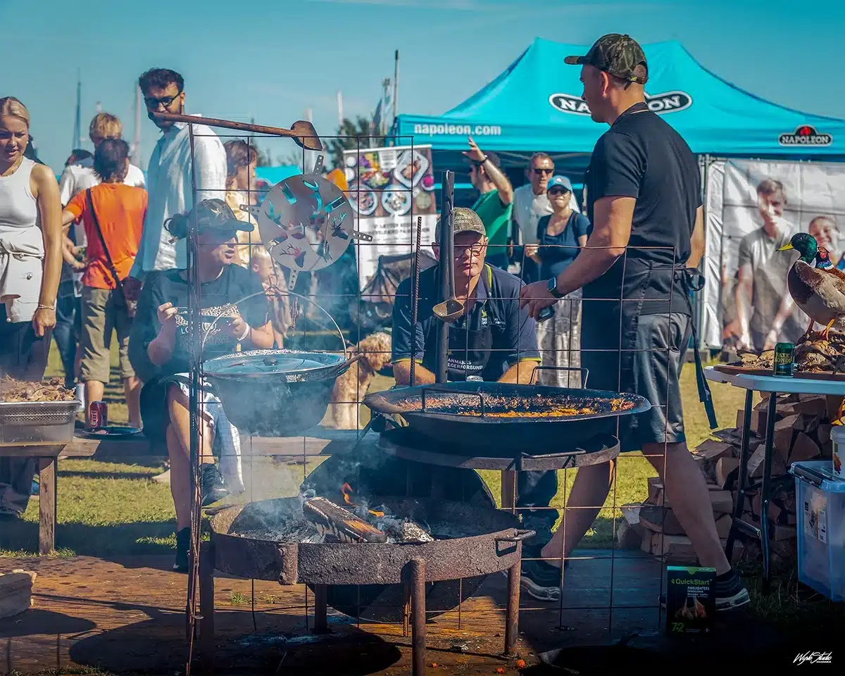Grillområde med åben ild og smagsprøver fra grillmestre på Food Festival