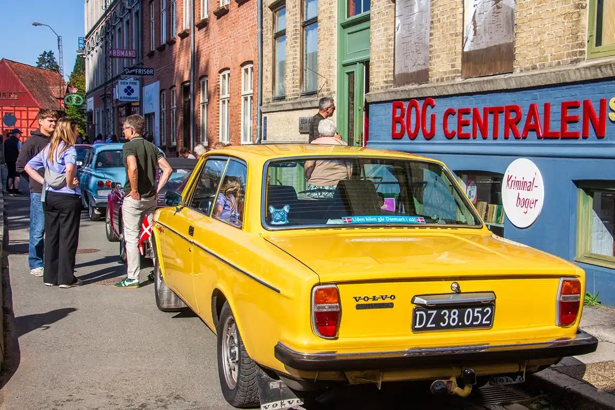Gul Volvo parkeret foran Bog Centralen i Den Gamle By 1974.
