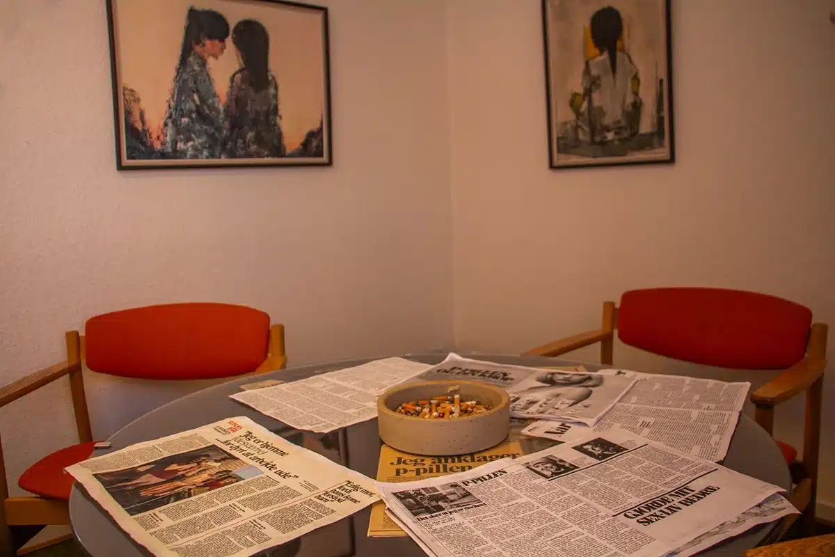 Gynækologens venteværelse med askebæger og aviser i Den Gamle By 1974.
