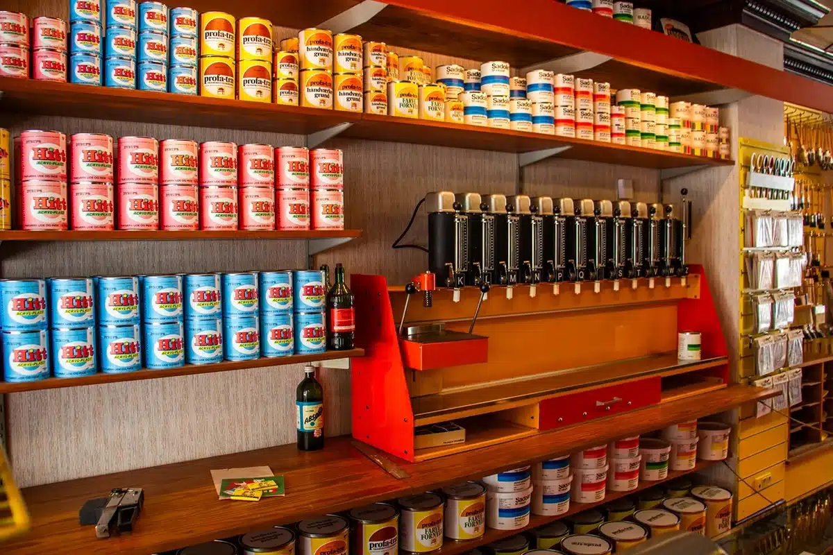 Hylder med maling og tapetudstyr i farvehandel i Den Gamle By 1974.