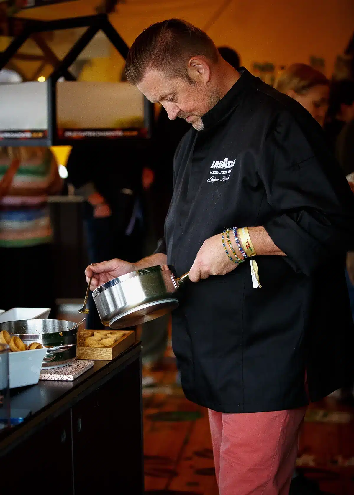 Kok forbereder mad ved sin stand under Food Festival i Aarhus