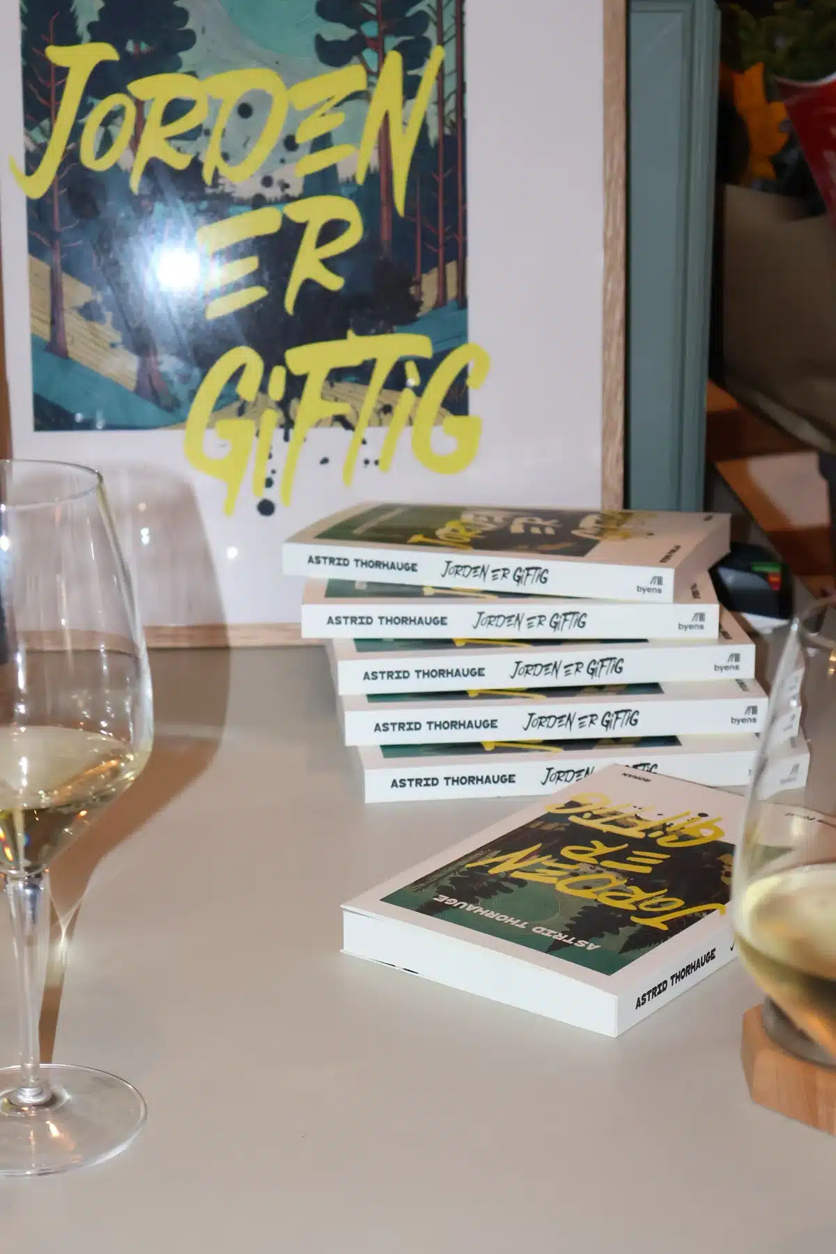 Stak af bøger Jorden er giftig på bord