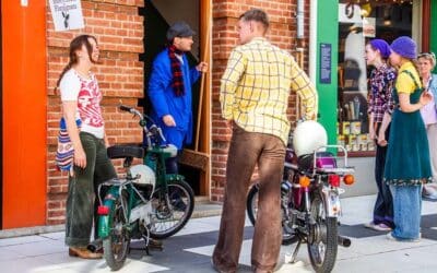 Unge i 70er toej med knallerter og ansatte foran Interflora i Den Gamle By 1974 » Aarhus Inside En tur tilbage til 1974 i Den Gamle By