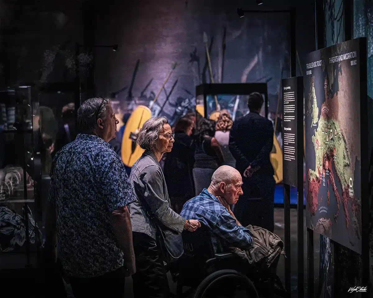 Besøgende fordyber sig i kort og fortællinger om kelternes udbredelse i Europa under udstillingen Kelternes verden – Europas urkraft på Moesgaard I samtale med borgmesteren under åbningen af Moesgaards udstilling Kelternes verden – Europas urkraft