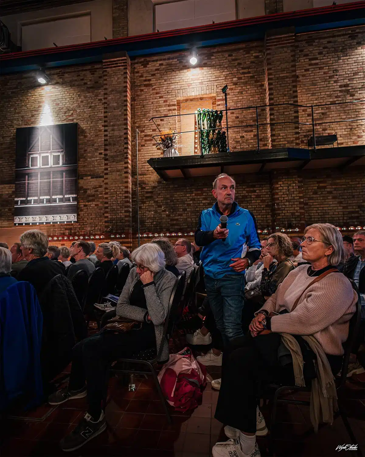 Borger stiller spørgsmål under debatten til borgermøde