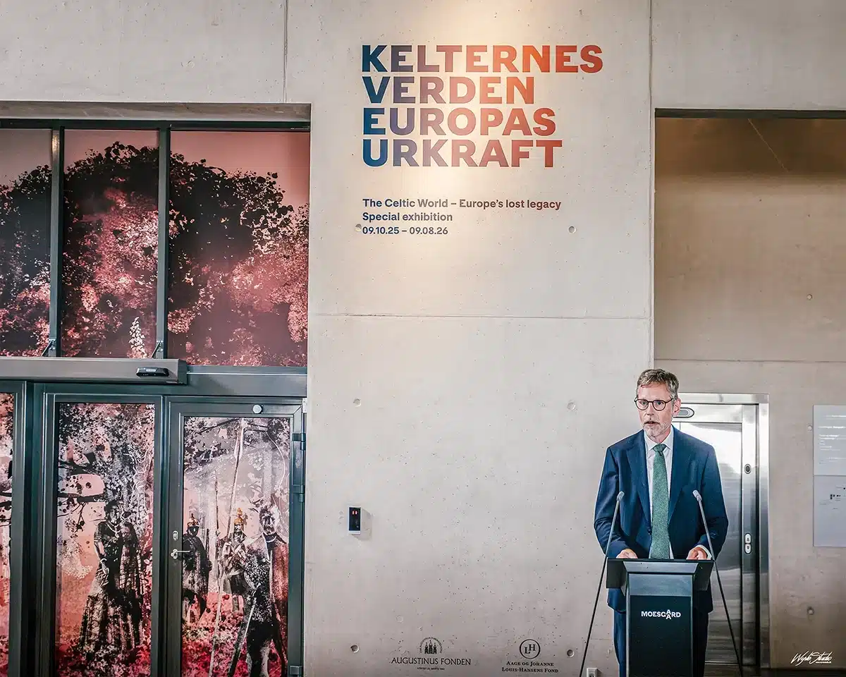 Direktør Mads Kähler Holst taler ved åbningen af Kelternes verden – Europas urkraft på Moesgaard Direktør Mads Kähler Holst taler ved åbningen af Kelternes verden – Europas urkraft på Moesgaard