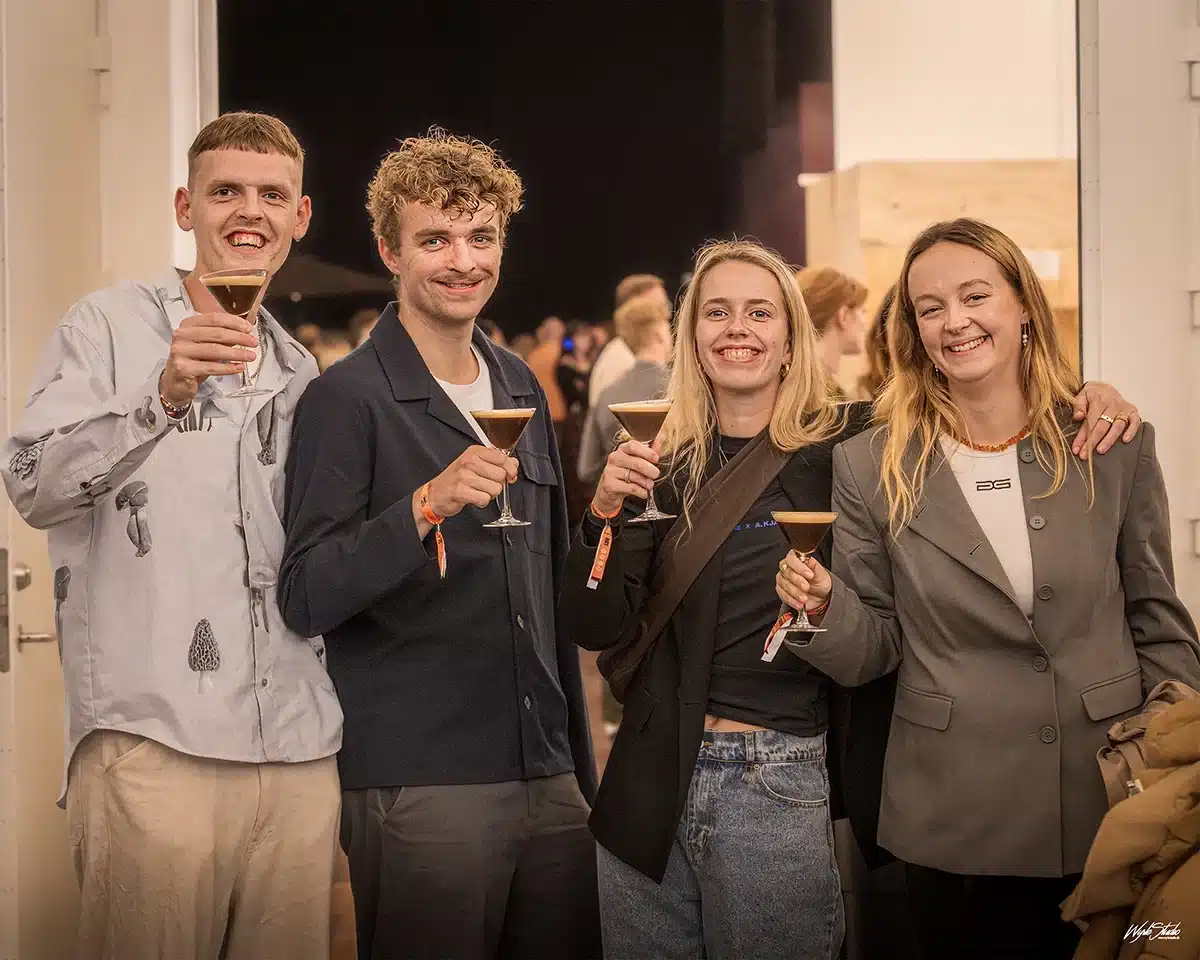 Fire festivalgæster skåler med kaffecocktails til Kaffe & Sensorik Fire festivalgæster skåler med kaffecocktails til Kaffe & Sensorik