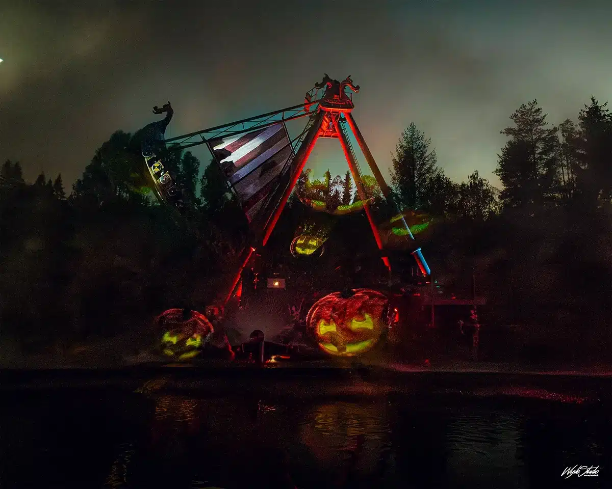 Forlystelse oplyst med grønne og røde farver under mørket i Djurs Sommerland Halloween After Dark