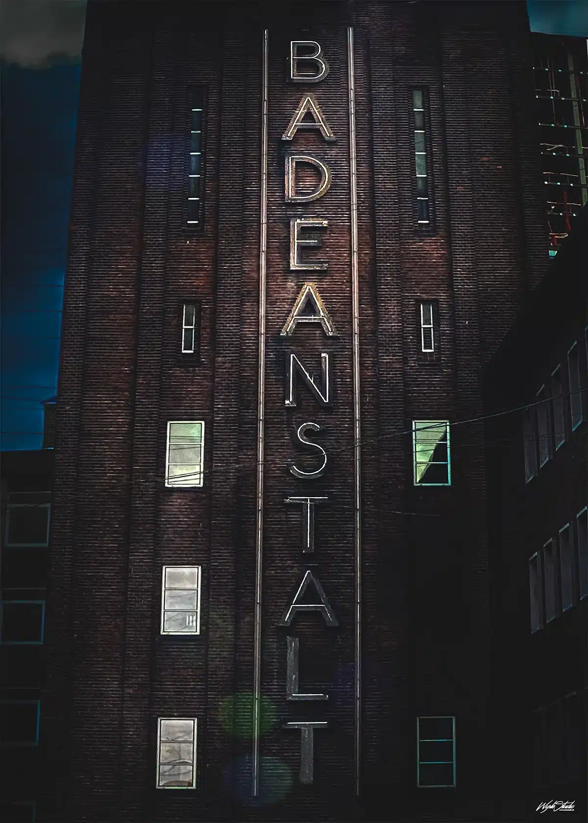 Funkisbygning med skiltet Badeanstalt på facaden af Badeanstalten Spanien i Aarhus