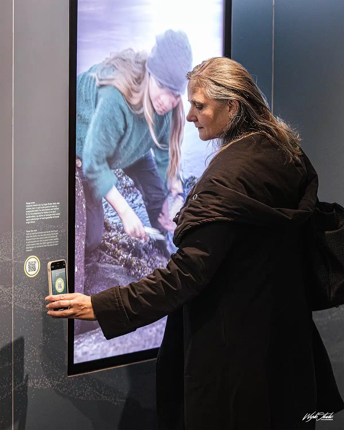 Gæst scanner QR-kode i den interaktive udstilling i Lighthouse Aarhus Øje Gæst scanner QR-kode i den interaktive udstilling i Lighthouse Aarhus Øje