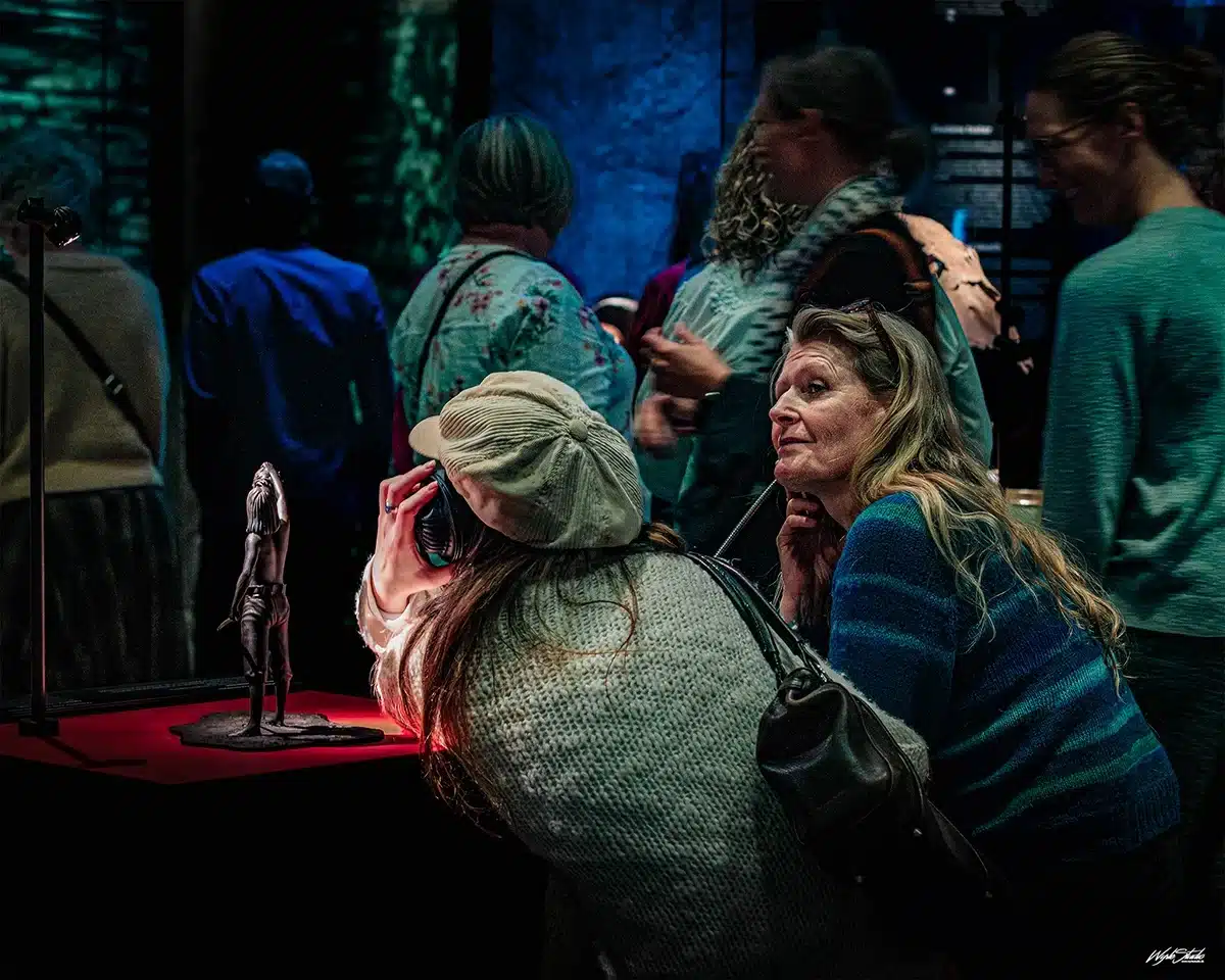 Gæster betragter keltisk figur udstillingen Kelternes verden – Europas urkraft på Moesgaard