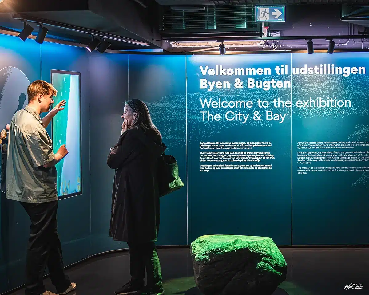 Gæster i kælderudstillingen “Byen & Bugten” i Lighthouse Aarhus Øje Gæster i kælderudstillingen “Byen & Bugten” i Lighthouse Aarhus Øje