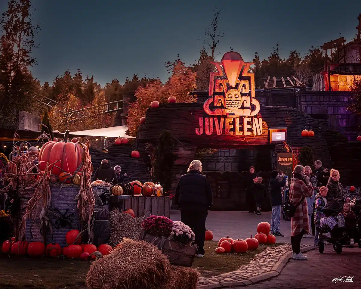 Græskar og lys ved Juvelen-indgangen under skumring i Djurs Sommerland Halloween After Dark