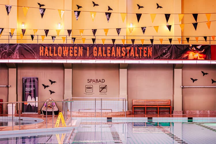 Halloween-pyntet svømmehal i Badeanstalten Spanien med flag og flagermus på væggene