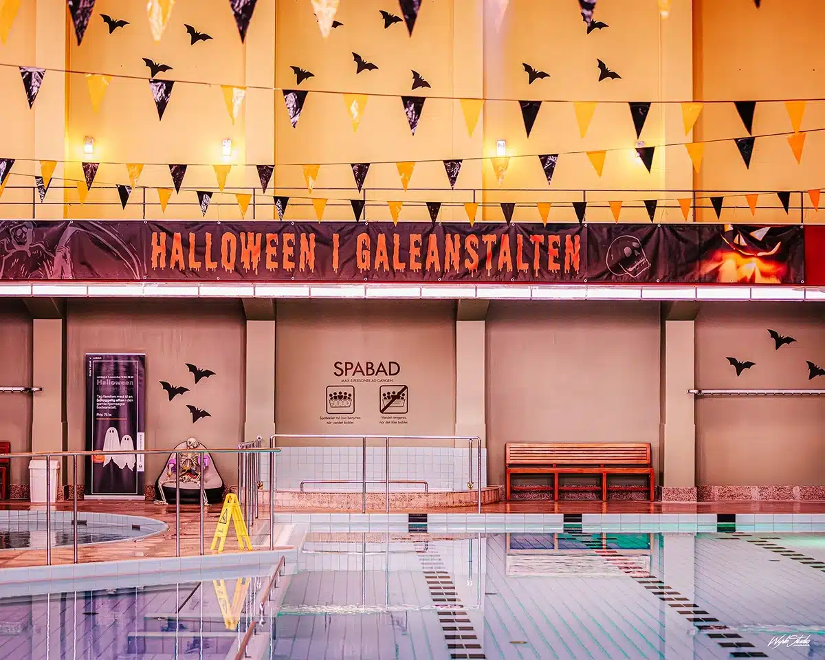 Halloween-pyntet svømmehal i Badeanstalten Spanien med flag og flagermus på væggene