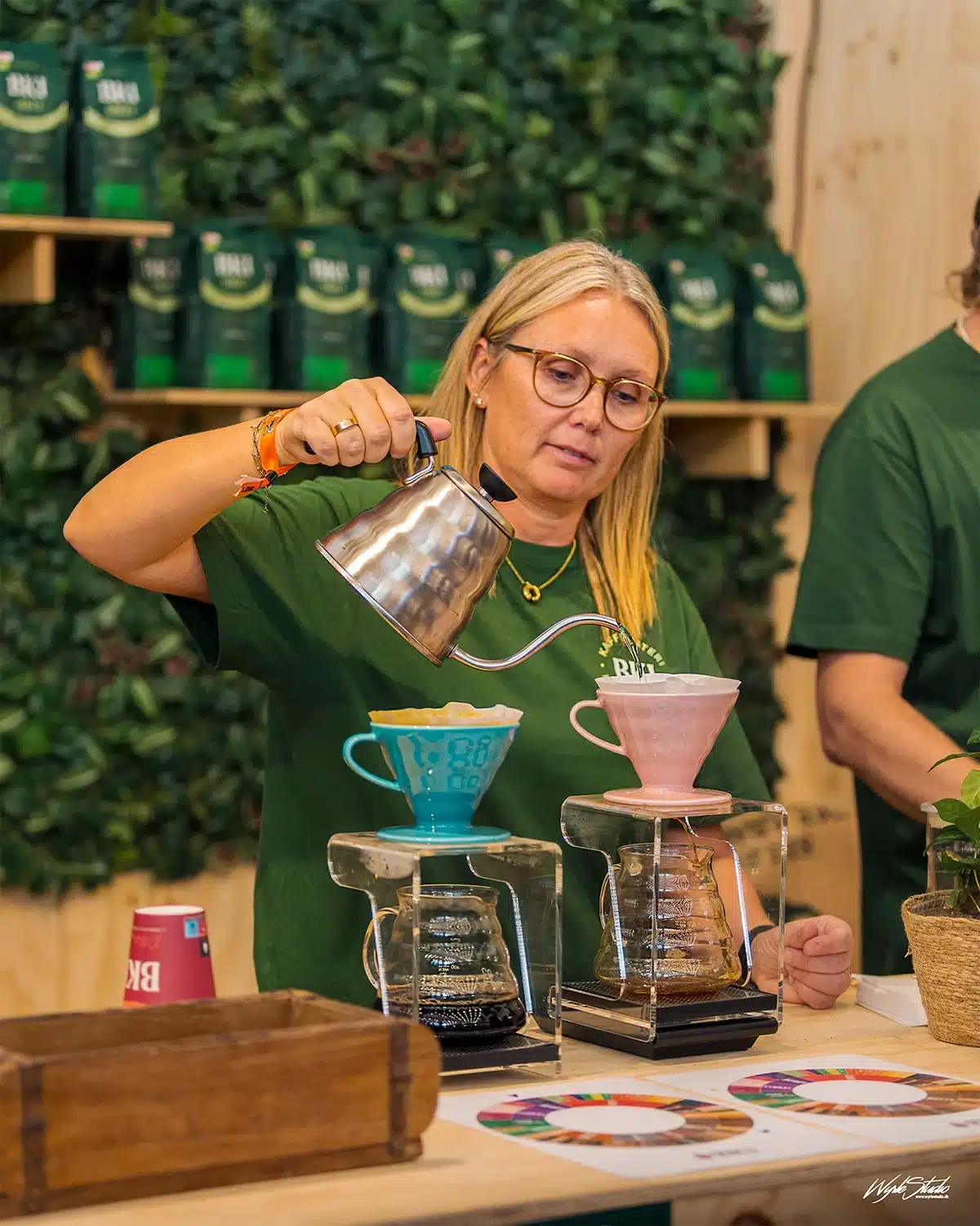 Kaffe brygges med pour-over til Kaffe & Sensorik Kaffe brygges med pour-over til Kaffe & Sensorik