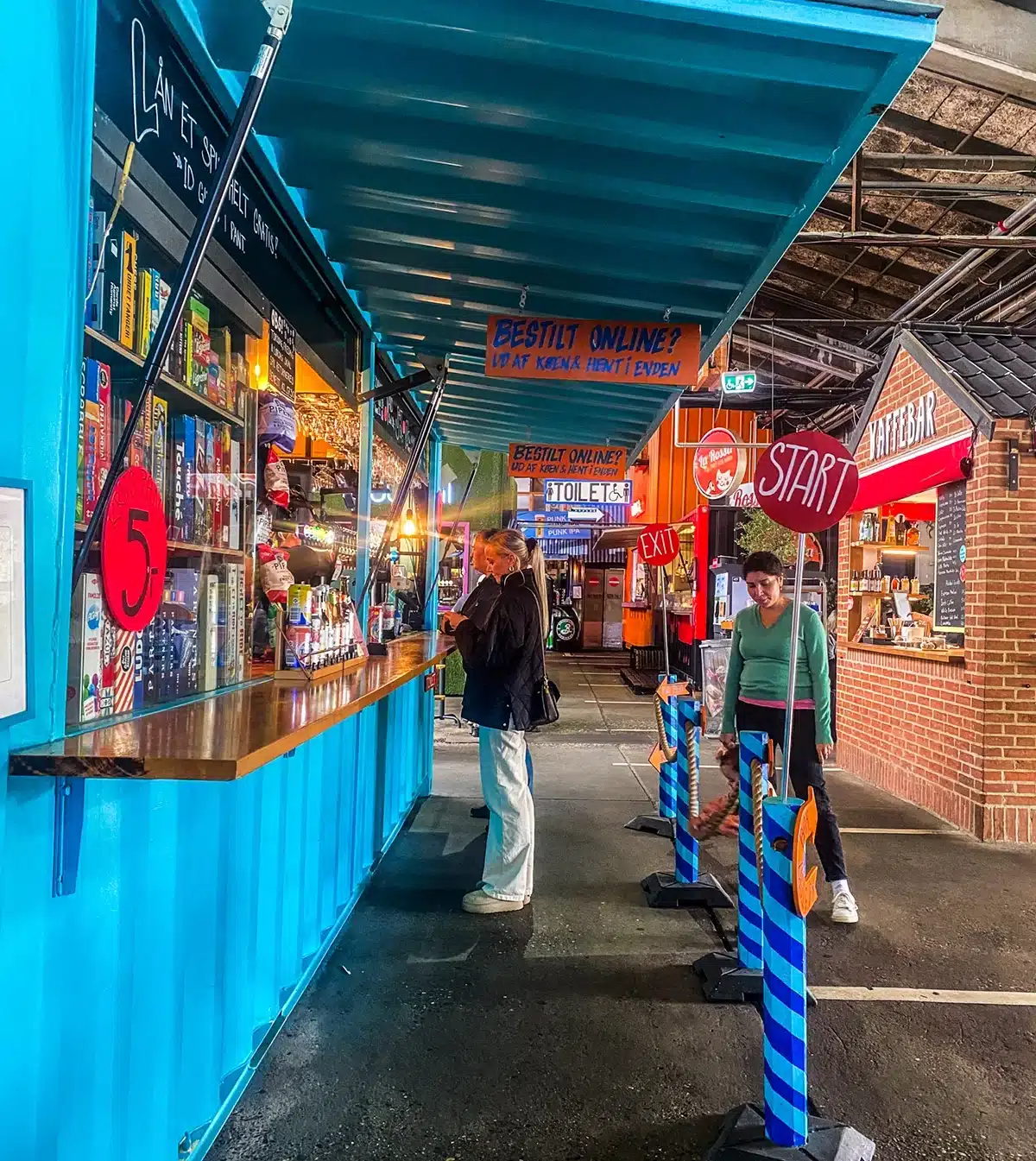 Kunder bestiller drikkevarer i Aarhus Street Food