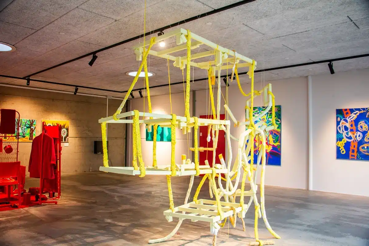 Marie Engelsvold - skulpturel installation i udstillingen At være menneske på Ovartaci