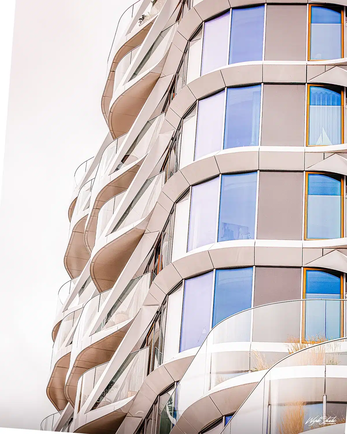 Nærbillede af Lighthouse-facaden i Aarhus med de karakteristiske kurvede altaner og vinduer.