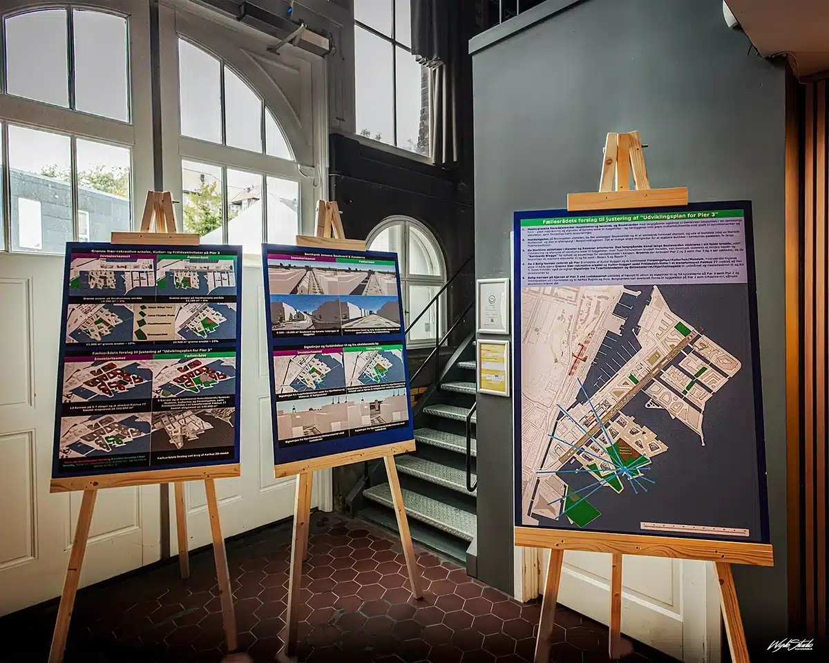 Plancher med udviklingsplaner og visualiseringer af Pier 3 til borgermødet
