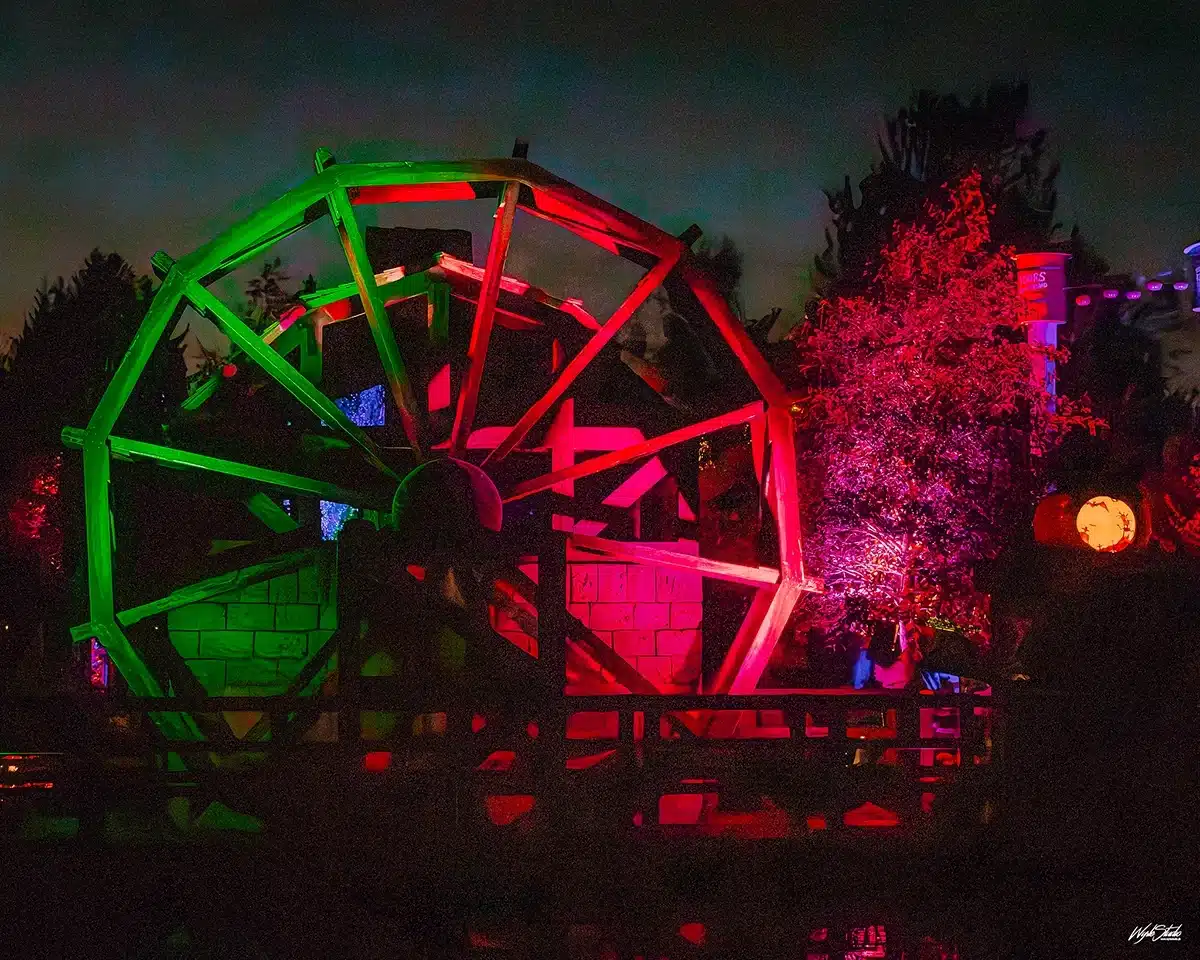 Vandhjul oplyst med farvet lys i nattemørket ved Djurs Sommerland Halloween After Dark