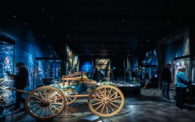 Vogn og keltiske fund i moerklagt rum under udstillingen Kelternes verden – Europas urkraft paa Moesgaard » Aarhus Inside Moesgaard udstilling Kelternes verden – Europas urkraft