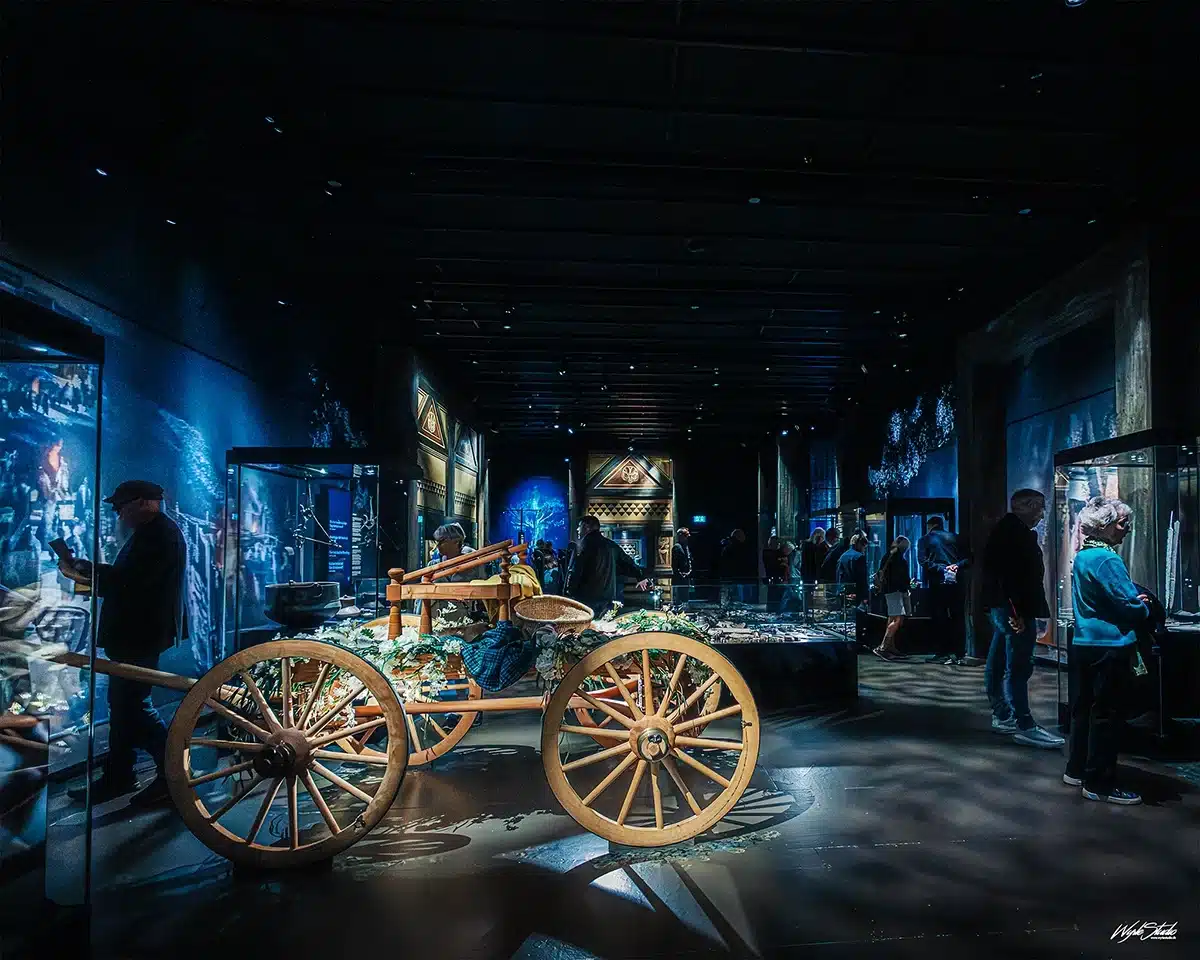 Vogn og keltiske fund i mørklagt rum under udstillingen Kelternes verden – Europas urkraft på Moesgaard Vogn og keltiske fund i mørklagt rum under udstillingen Kelternes verden – Europas urkraft på Moesgaard