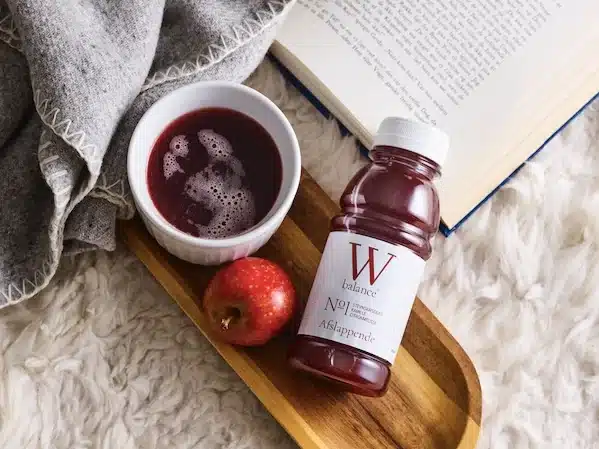 Wbalance afslappende kirsebærdrik på bakke med bog Wbalance afslappende kirsebærdrik på bakke med bog