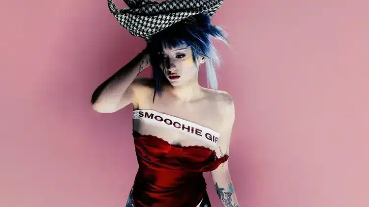 Ashnikko med neonblåt hår og intens scenestil, klar til NorthSide 2026.