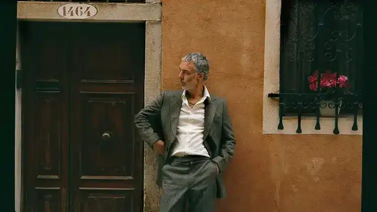 Baxter Dury i scenelys med karakteristisk drømmende udtryk, klar til NorthSide 2026.