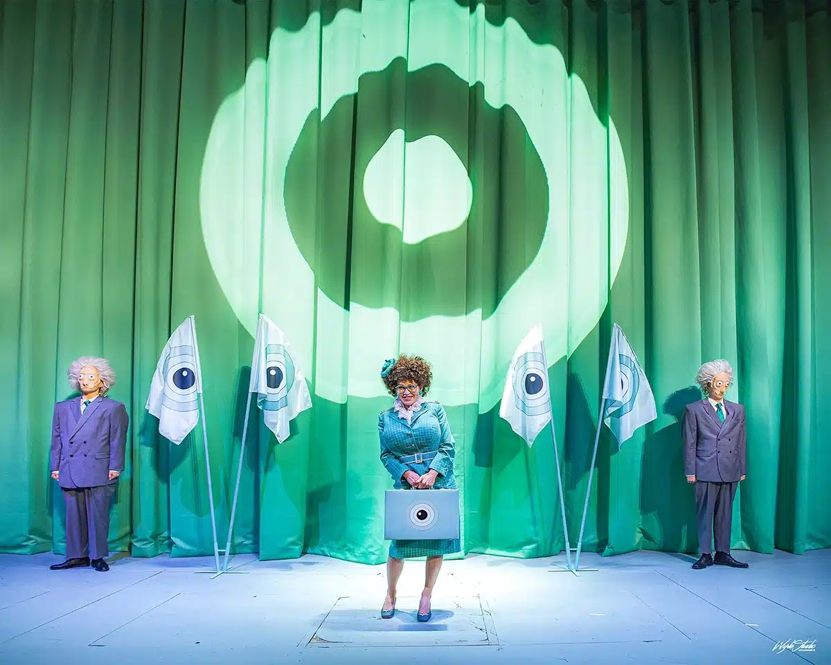 Bestemmeminister Helga Antonsen på scenen i Julen findes ikke på Aarhus Teater