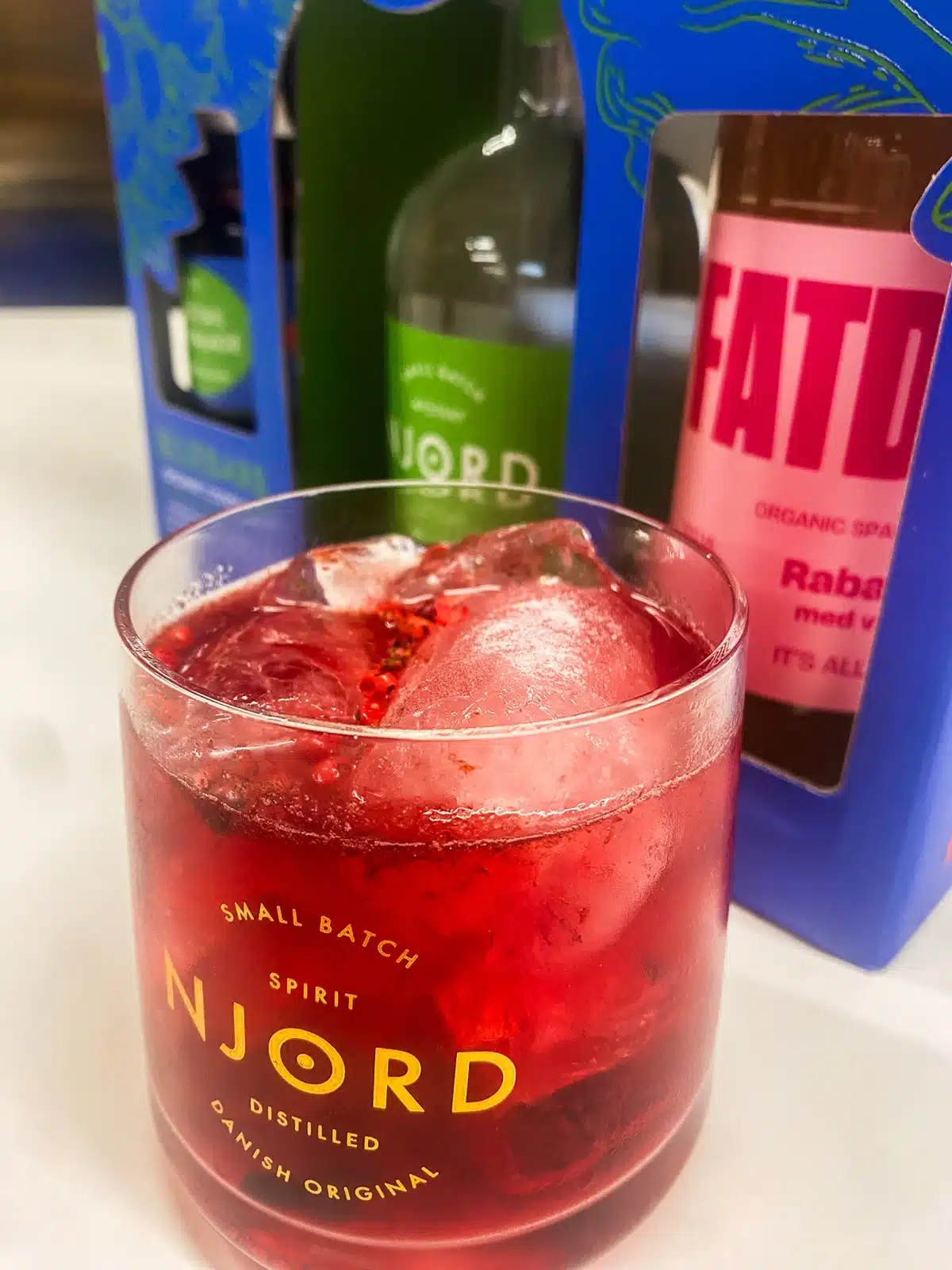 Bluebarb cocktail lavet med Njord Gin blåbærmarmelade og rabarbersodavand