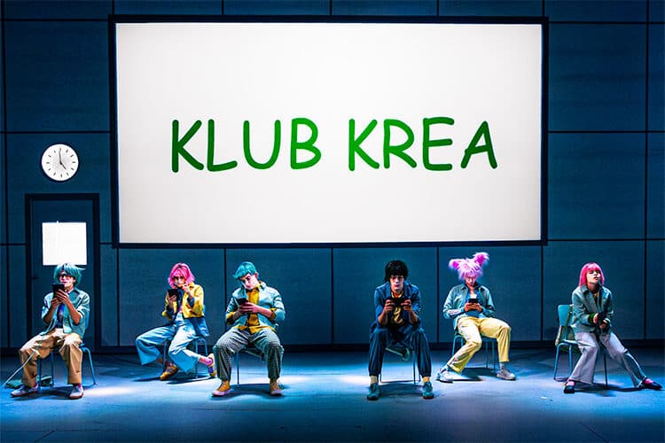 Boernene fra Klub Krea sidder med tablets i Julen findes ikke paa Aarhus Teater » Aarhus Inside Julen findes ikke – Juleforestilling på Aarhus Teater