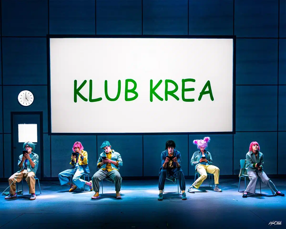 Børnene fra Klub Krea sidder med tablets i Julen findes ikke på Aarhus Teater Børnene fra Klub Krea sidder med tablets i Julen findes ikke på Aarhus Teater