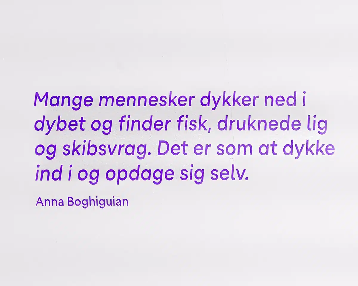 Citat af Anna Boghiguian på hvid væg i udstillingen The Sunken Boat på ARoS