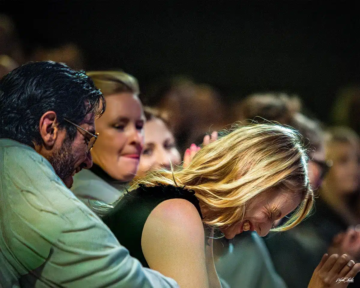 Skuespillere i Julen findes ikke på Aarhus Teater står og ligger på stole med mobiltelefoner