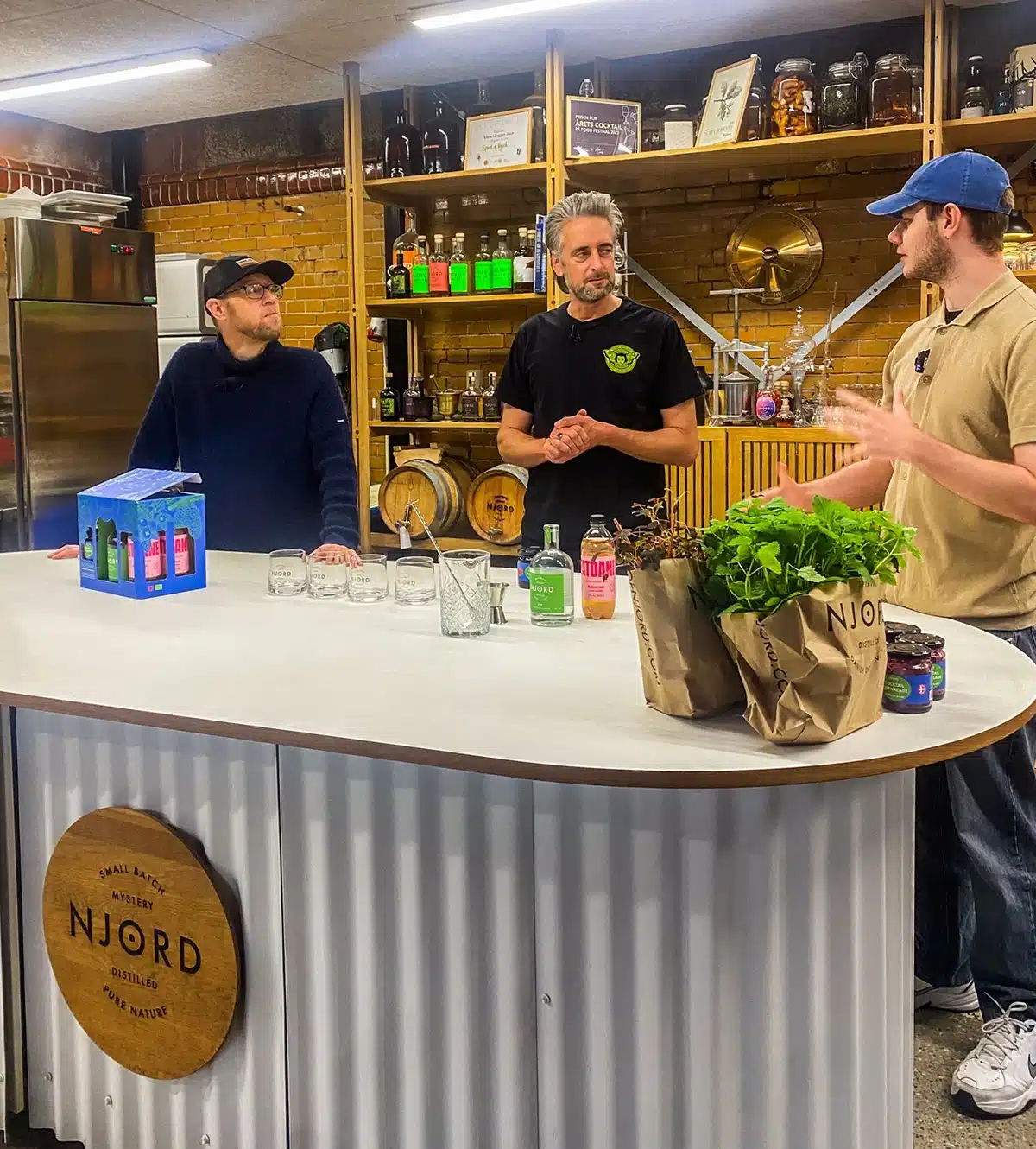 De to grundlæggere af Njord Gin i samtale under filmoptagelser