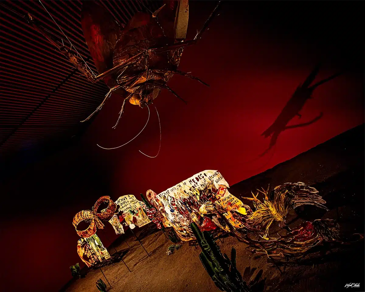 Det røde rum med den store kakerlak hængende fra loftet i Anna Boghiguians Kafka-inspirerede installation på ARoS