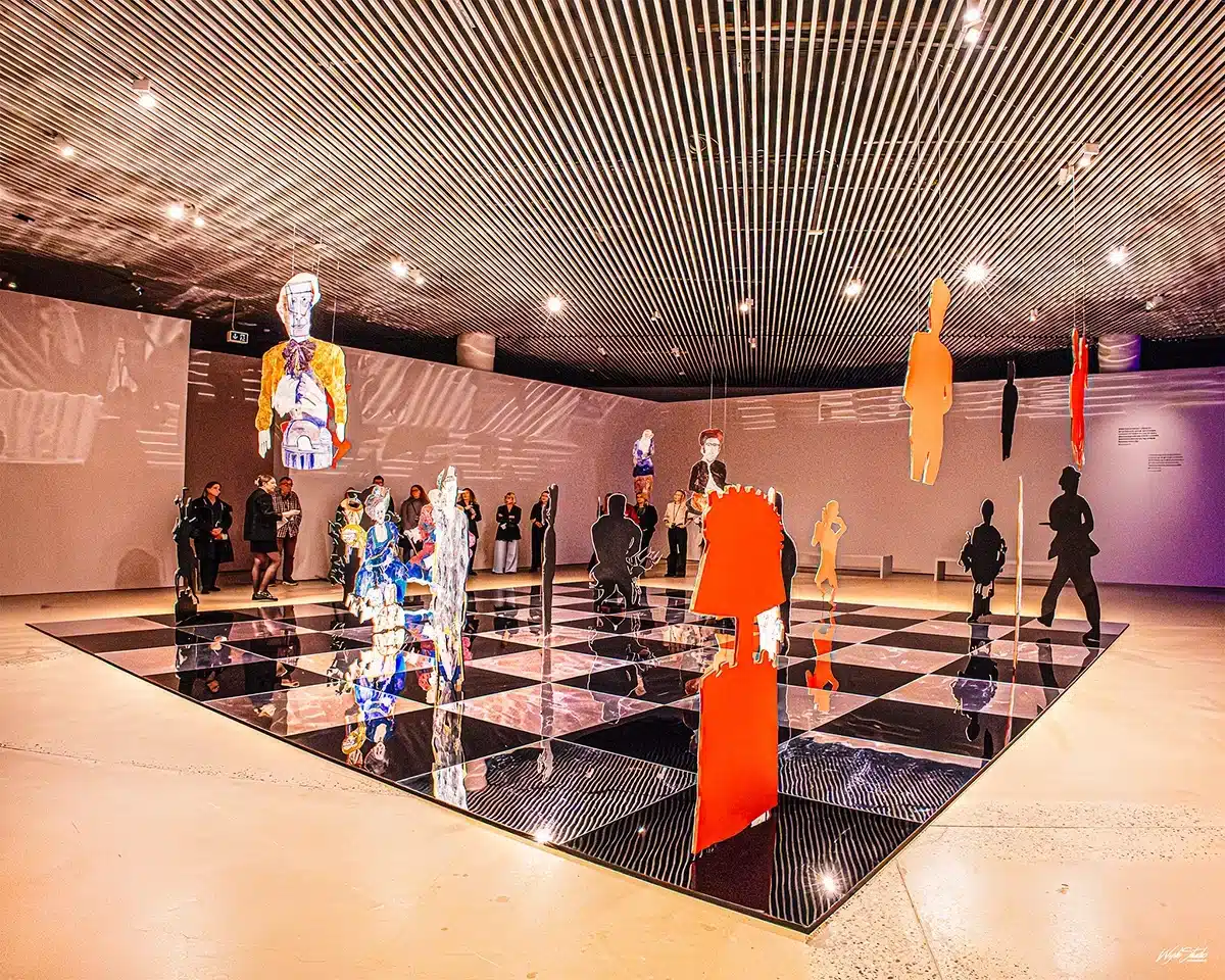 Det store skakbræt med historiske figurer i Anna Boghiguians værk The Chess Game på ARoS