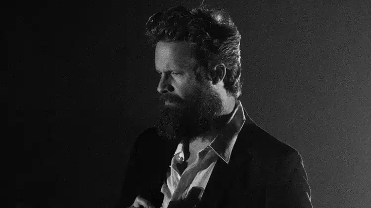 Father John Misty i scenelys med poetisk nærvær, klar til NorthSide 2026