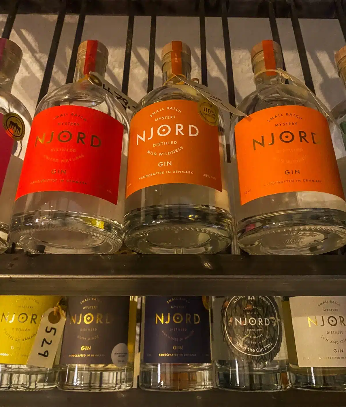 Flasker med Njord Gin på hylden i destilleriet