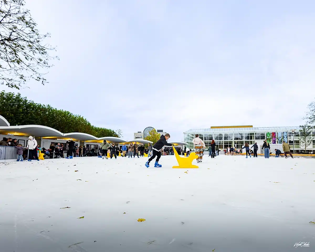 Glade aarhusianere på isen foran Musikhuset ved Skøjtebanen Musikhusparken Glade aarhusianere på isen foran Musikhuset ved Skøjtebanen Musikhusparken