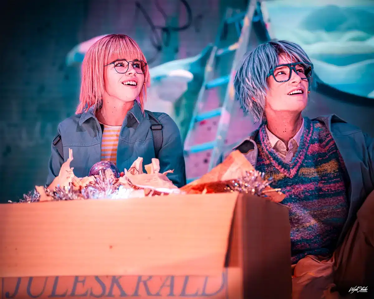 Hannah og Laust åbner julekassen i Julen findes ikke på Aarhus Teater