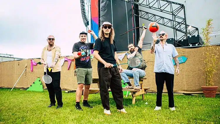 IDLES på scenen med intens energi og fællesskab, britisk post-punkband klar til NorthSide 2026.