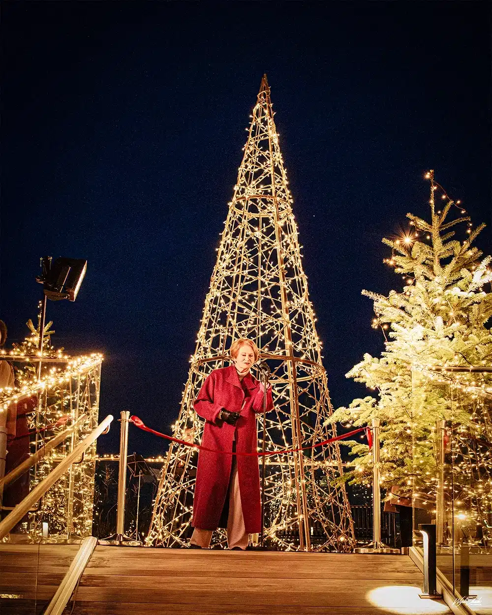 Karin Salling foran det store lysende juletræ ved åbningen af Salling Christmas Garden