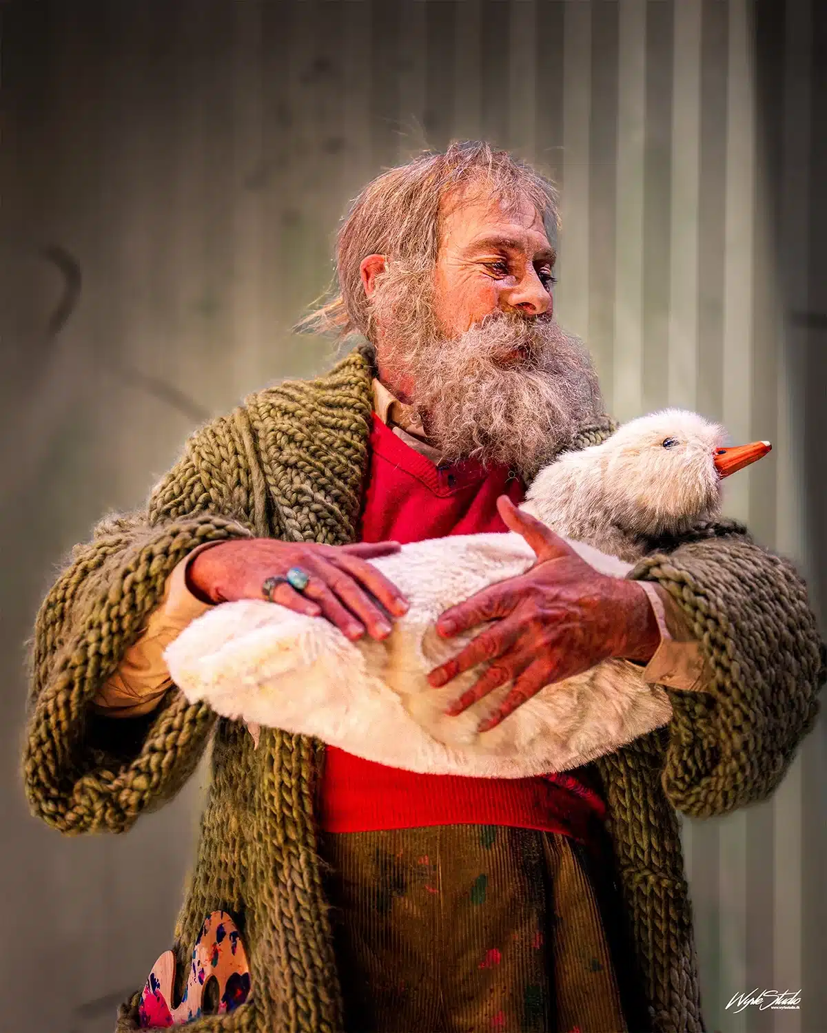 Karl-Heinz holder en hvid gåsefigur i Julen findes ikke på Aarhus Teater